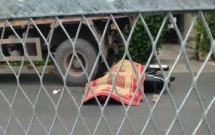 quang ninh nam thanh nien tu dam vao duoi xe tai nga ra duong nguoi dan can than mang chieu ra dap du van song