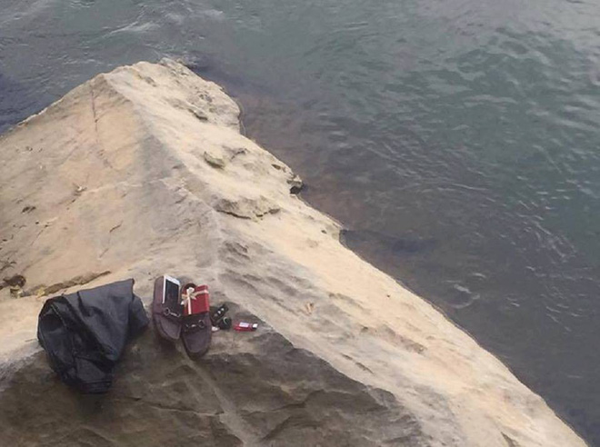 bac kan nam thanh nien de lai hop qua nho tren bo roi nhay song tu tu