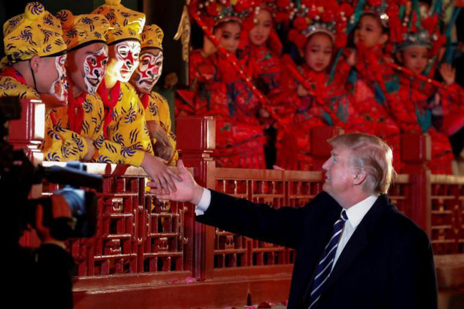 mot ngay ban ron cua tong thong trump tham quan tu cam thanh thuong thuc kinh kich