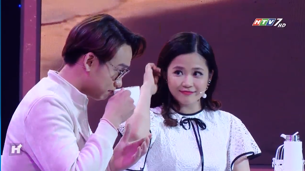 cuoi cung thi cung co mot cap doi thanh cong nam tay nhau roi vi yeu ma den