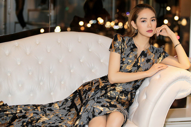 minh hang khoe vong eo con kien trong bo dam ke bat mat