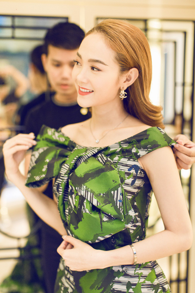 minh hang khoe vong eo con kien trong bo dam ke bat mat