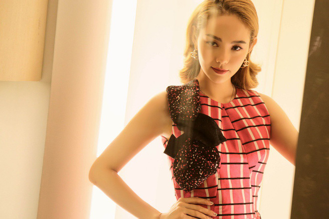 minh hang khoe vong eo con kien trong bo dam ke bat mat