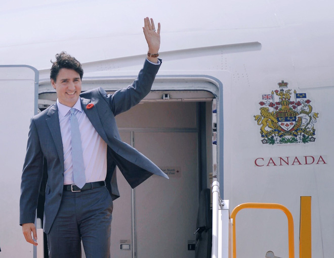 thu tuong canada justin trudeau rang ro vay chao khi dap chuyen bay xuong da nang