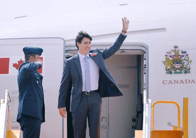 thu tuong canada justin trudeau rang ro vay chao khi dap chuyen bay xuong da nang