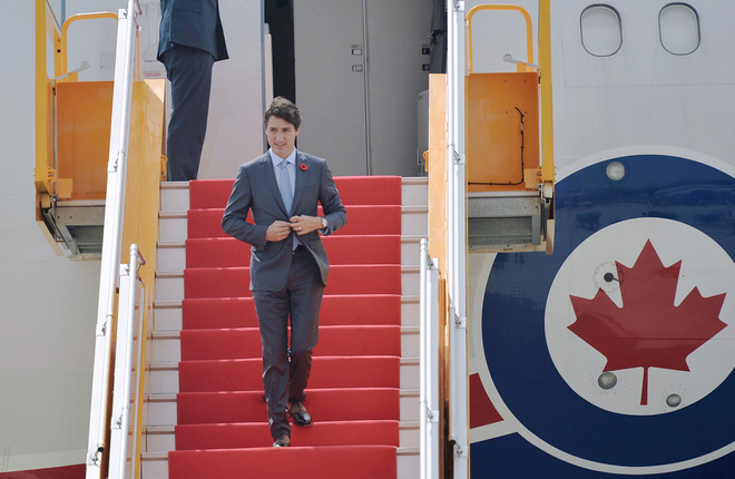 thu tuong canada justin trudeau rang ro vay chao khi dap chuyen bay xuong da nang