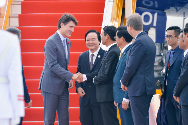 thu tuong canada justin trudeau rang ro vay chao khi dap chuyen bay xuong da nang