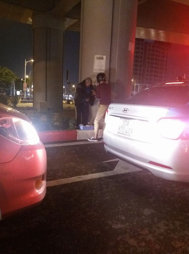 giua troi ha noi mua ret chang trai tre nhuong ao khoac cho cu ong ngoi ben duong