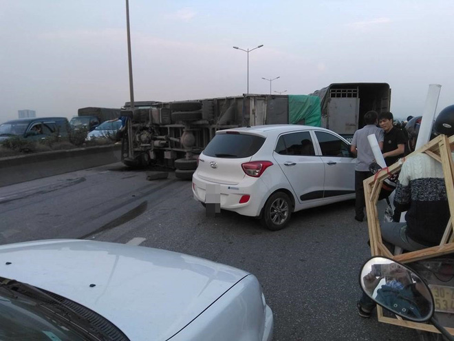 hinh anh vu va cham kinh hoang tren cau thanh tri chieu nay