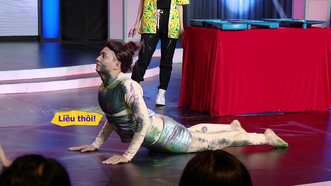 ngo kien huy gap loi rach trang phuc vi dien qua sung