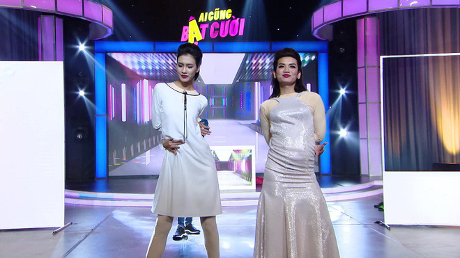 ngo kien huy gap loi rach trang phuc vi dien qua sung