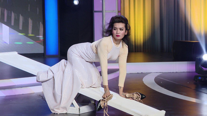 ngo kien huy gap loi rach trang phuc vi dien qua sung