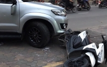 tphcm sau va cham giao thong nhom thanh nien cam hung khi duoi chem o to kinh hoang tren duong pho