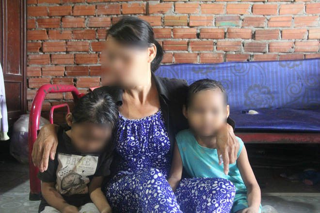 vu hai be gai song sinh 6 tuoi nghi bi hang xom xam hai quyet dinh tam dinh chi dieu tra