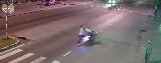 nguoi dan ong sang duong bat can gap thanh nien phong toc do ban tho va cai ket dang cho ca hai