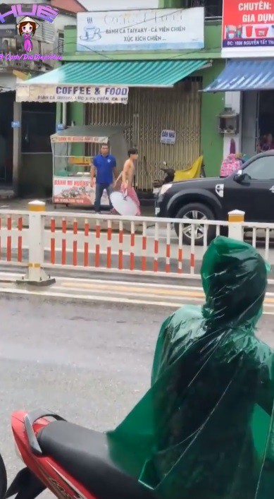 hue thanh nien nghi ngao da cam chao k danh nhieu nguoi tren pho