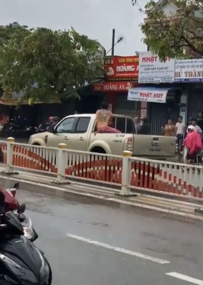 hue thanh nien nghi ngao da cam chao k danh nhieu nguoi tren pho