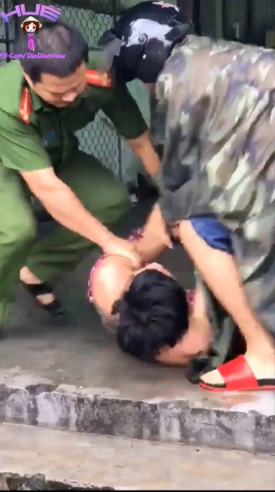 hue thanh nien nghi ngao da cam chao k danh nhieu nguoi tren pho