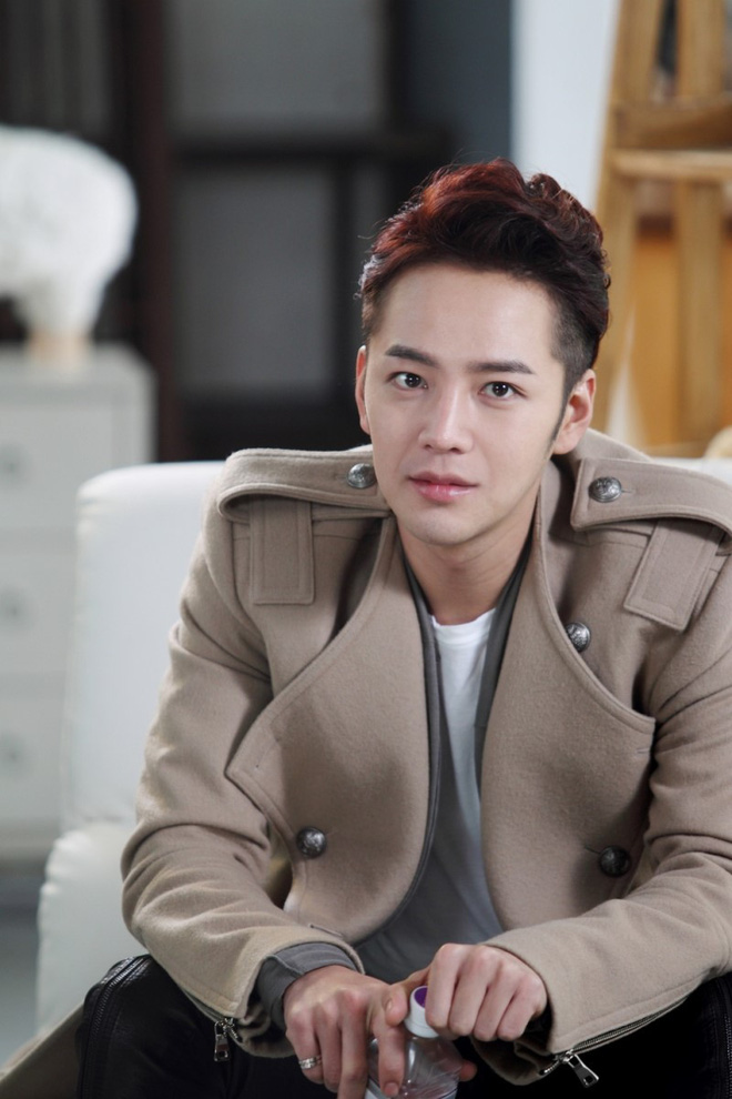 jang geun suk hoang tu chau a ngoi ngoi mot thoi bong hoa eo la nhan sac tuot doc khong phanh