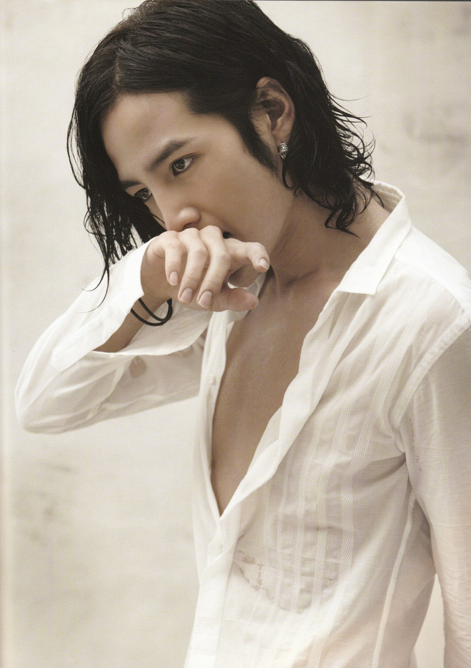 jang geun suk hoang tu chau a ngoi ngoi mot thoi bong hoa eo la nhan sac tuot doc khong phanh