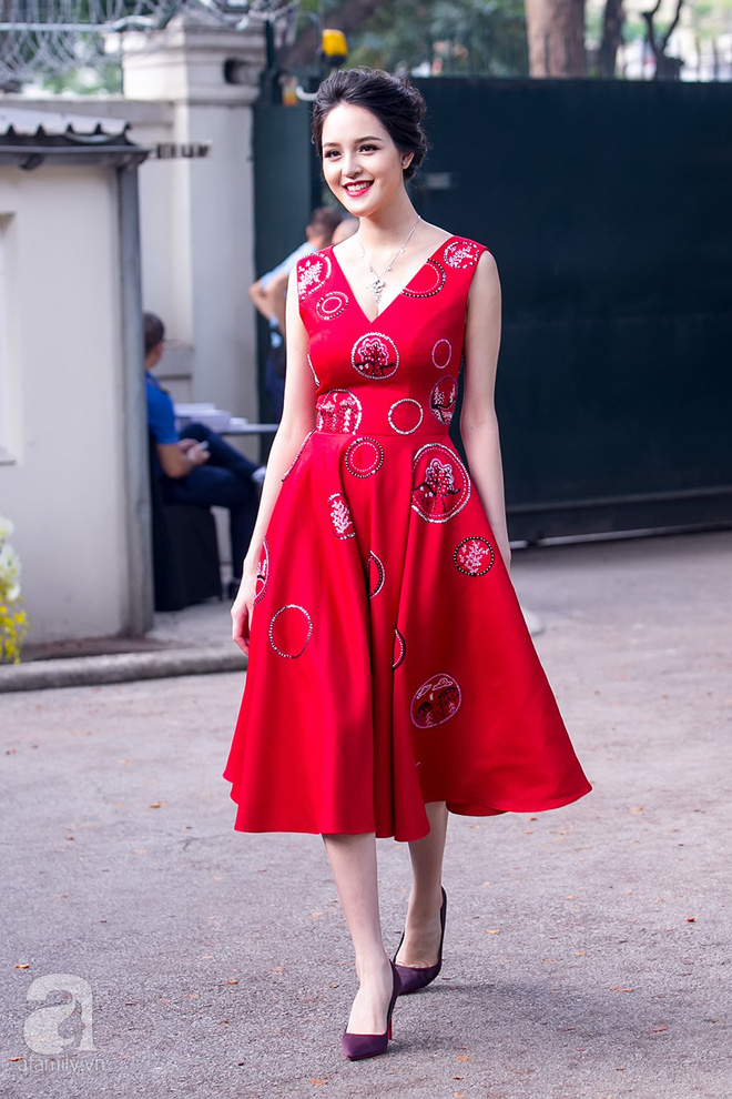 a hau hoang anh gay soc voi voc dang chuan tung cen ti met sau 1 thang sinh con