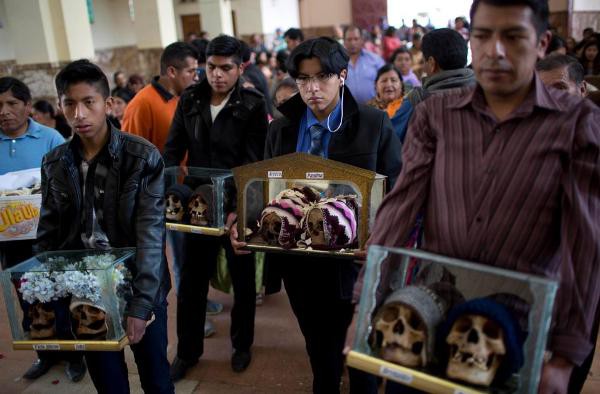 le hoi dang so tai bolivia dua dau lau nguoi than dao choi khap noi cung kinh ram mu rong vanh nhu nguoi con song