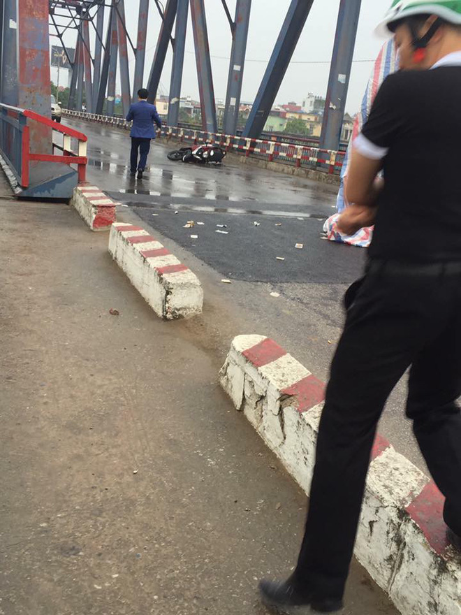 hai phong xe tai lat de hai me con di sh mot nguoi tu vong tai cho