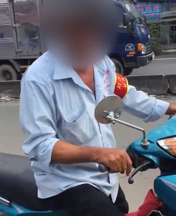 khach bi xe om truyen thong duoi theo bat di bo vi dam dat grab trong dia ban lam an