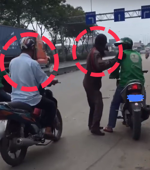 khach bi xe om truyen thong duoi theo bat di bo vi dam dat grab trong dia ban lam an