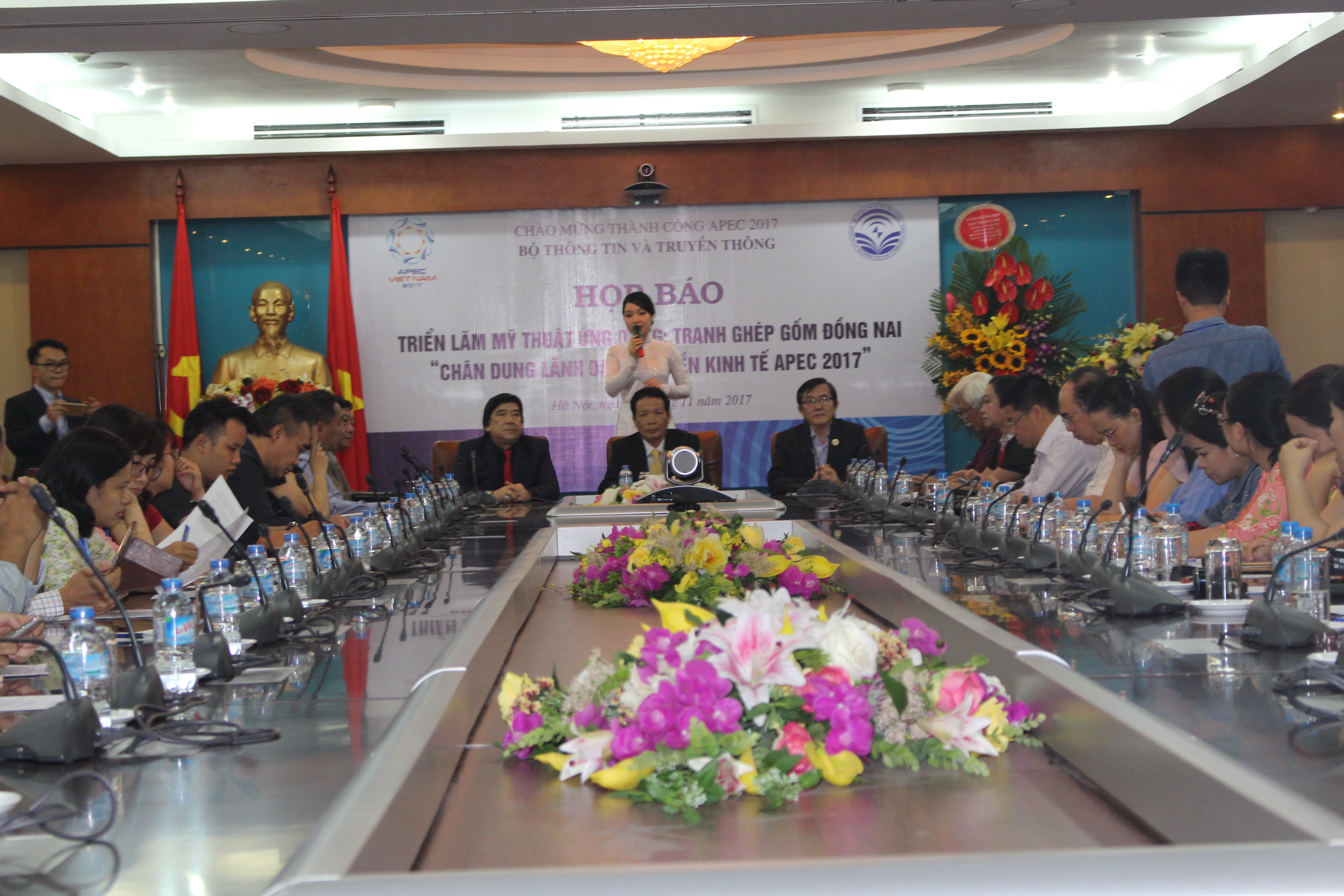 trien lam tranh ghep gom dong nai chan dung lanh dao cac nen kinh te apec 2017