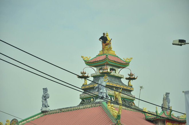 tphcm thanh nien co bieu hien ngao da treo len noc chua an phu la het gay nao loan khu pho