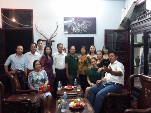 lam khanh chi roi nuoc mat vi xuc dong trong ngay dam ngo
