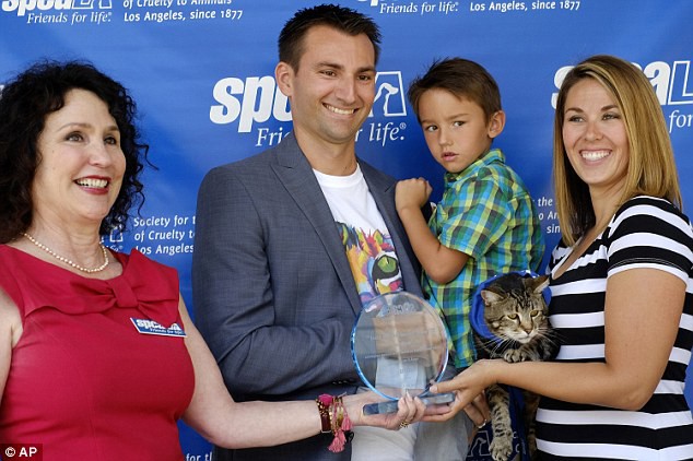 chu meo nhan giai thuong danh du chi danh cho cho nho cuu song cau be tu ky thoat chet trong gang tac