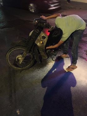 ha noi cham lua thu xem xang auth hay fake thanh nien tu dot trui xe luon