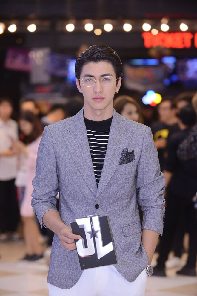 hoa hau duong thuy linh gay chu y voi nu cuoi tha ga tren tham do