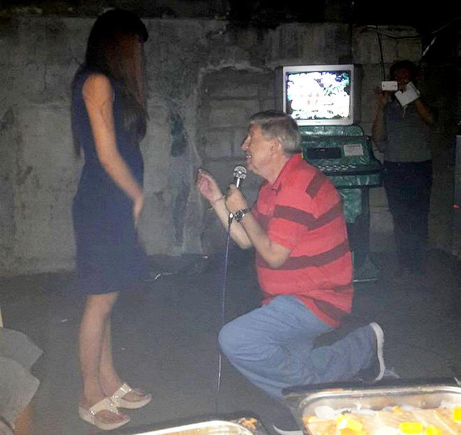 la nguoi cuoi nhieu vo nhat vuong quoc anh nhung nguoi dan ong nay lai bi cam sung sau gan 2 nam cau hon