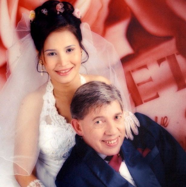 la nguoi cuoi nhieu vo nhat vuong quoc anh nhung nguoi dan ong nay lai bi cam sung sau gan 2 nam cau hon