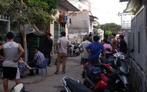 nhin qua khe cua em trai bang hoang phat hien chi gai tu vong trong tu the treo co