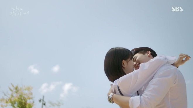 giua tam bao chia tay lee min ho suzy lai co canh giuong chieu voi lee jong suk