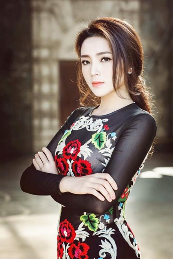 diem danh dan thi sinh the look cuc hot cua cac doi pham huong ky duyen minh tu