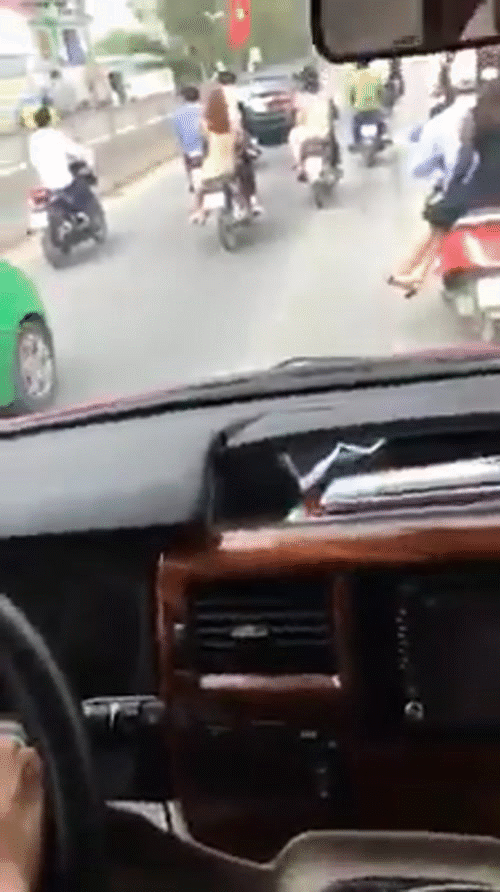 dan hang ngang lang lach danh vong khi di ruoc dau nhom nam nu bi phat 6 trieu dong