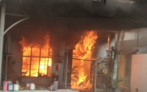 ha noi mau thuan tinh cam nam thanh nien mua xang dot nha dung dao dam 2 nguoi trong thuong