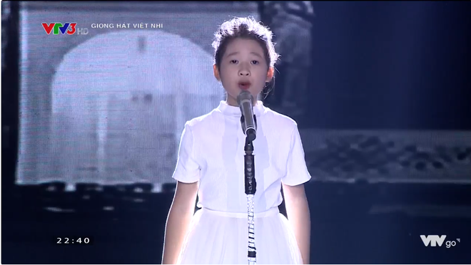 dong nhi bat ngo xuat hien trong dem ban ket giong hat viet nhi 2017 ho tro cho huong tram