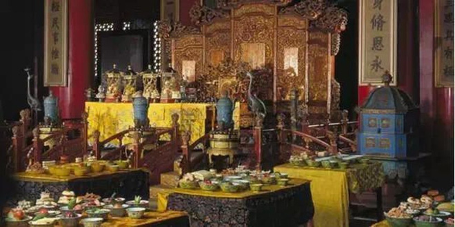 cuoc song xa hoa tot bac cua tu hy thai hau an 120 son hao hai vi moi bua co rieng mot tuyen duong sat di lai trong cung