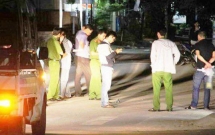 mau thuan khi rut ho so sau khi nghi viec nam thanh nien danh nhau voi nhan vien phap che roi dam dong nghiep khac tu vong