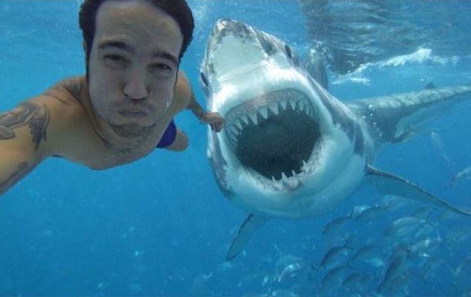 su that dang sau buc anh rung ron selfie cung ca map khien cu dan mang day song