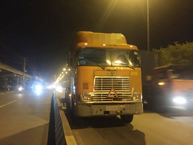 tphcm va cham voi xe container nam thanh nien tu vong tai cho co gai di cung nhap vien nguy kich