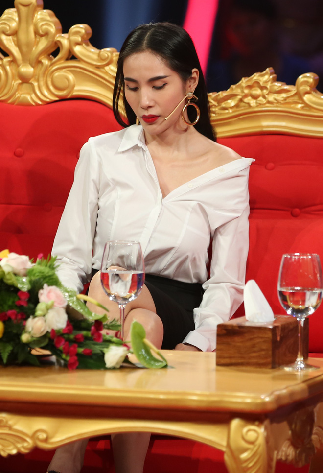 thuy tien cong vinh tung chui ruc trong can phong may met vuong co duy nhat cai noi com dien nau an