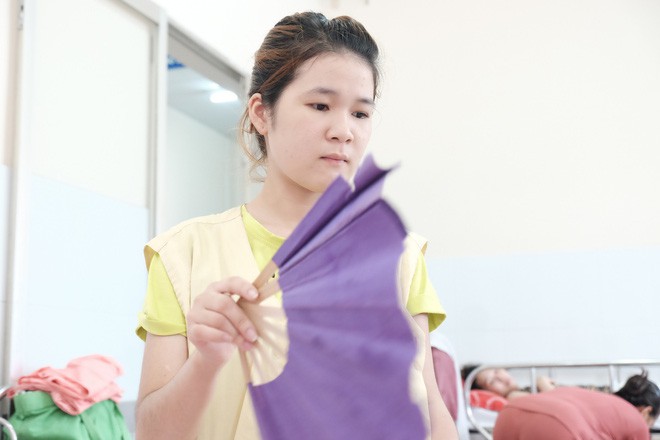 thuong tam thieu nu 17 tuoi bi tat axit huy hoai dung nhan tren duong tan ca lam tro ve