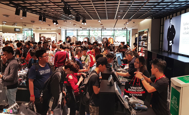 gan 2000 gian hang ngap tran uu dai trong dip vincom black friday